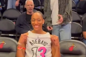 羨慕熱巴的一天！阿賈現場(chǎng)觀(guān)戰 前后反穿專(zhuān)門(mén)露出男友名字與號碼