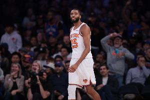 看著(zhù)都疼！米卡爾·布里奇斯防守被肘翻 裁判回看后沒(méi)升級