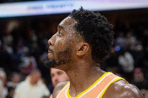 要站出來(lái)??！米切爾三節7中1僅拿2分 第三節0出手