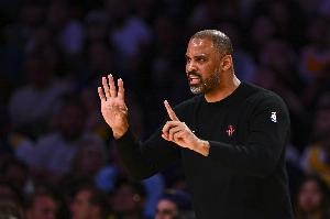 2分鐘3個(gè)前場(chǎng)板！亞當斯補籃被吹干擾球 回放明顯好球&烏度卡挑戰