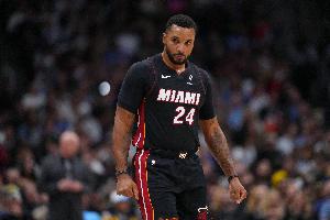 末節8中7得17分！鮑威爾：這始于德魯·史密斯 他的無(wú)私帶動(dòng)球隊