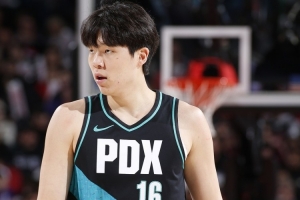 拓記：客場(chǎng)之旅楊瀚森可能繼續留隊 回到主場(chǎng)預計還是回發(fā)展聯(lián)盟