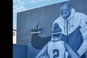 湖人官方曬瓦妮莎新書(shū)！此書(shū)內容為紀念科比&Gigi壁畫(huà)及背后故事