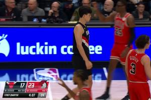 ??來(lái)了！楊瀚森在場(chǎng)邊等了足足2分多鐘 首節4分07秒終于上場(chǎng)