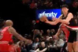 沒(méi)進(jìn)球沒(méi)關(guān)系！楊瀚森搶到進(jìn)攻籃板 隨后不看人傳球助攻格蘭特3分