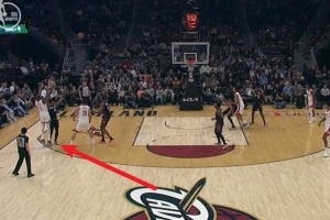 危險動(dòng)作！杜蘭特投三分造成亨特一級惡意犯規 火箭拿到3罰+球權