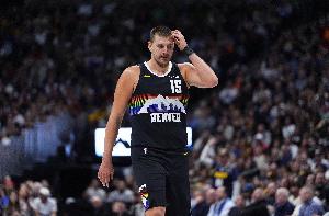 差點(diǎn)“四雙”！約基奇18中10砍28+11+12+9失誤+6犯離場(chǎng)提前下班