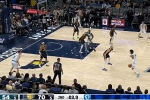 這么抽象了嗎？半場(chǎng)結束前最后一攻 三球突破拉桿上空籃沒(méi)中