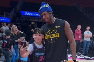 熱火小球迷舉牌：生日愿望是和希爾德自拍！希爾德看到并主動(dòng)合影