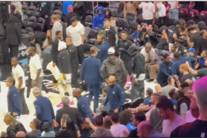 巴特勒輸球后沒(méi)有和任何熱火老隊友握手致意直接立場(chǎng)