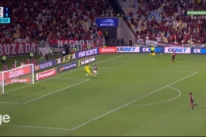 玩砸了??弗拉門(mén)戈門(mén)將試圖顛球出現失誤送空門(mén)，對手笑納