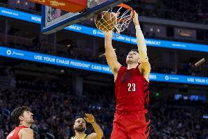 夠強硬！克林根跟進(jìn)拿到前場(chǎng)籃板 人群中暴起扣籃