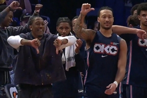 這氛圍！卡魯索快攻不扣籃 雷霆替補席集體弱爆了??招呼