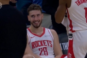 好險~差點(diǎn)當背景！裁判確認阿倫隔扣進(jìn)攻犯規 申京毛巾一扔笑了~