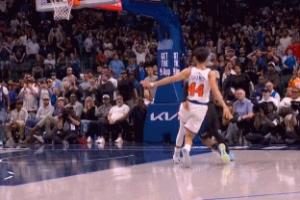 戰術(shù)很好但是！獨行俠后場(chǎng)連續短傳 布威沖刺前場(chǎng)絕平但進(jìn)攻犯規