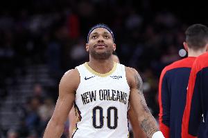 逃過(guò)一劫！布魯斯·布朗防守打到對手頭部 回看未升級