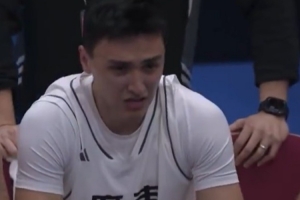 廣東全運男籃U22組別奪冠！被替換下場(chǎng)的于米提在替補席激動(dòng)落淚