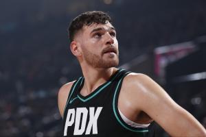 這一手真的猛！克林根本賽季至今狂攬65個(gè)前場(chǎng)籃板 高居聯(lián)盟第一