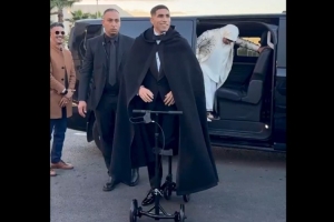 腳踝受傷，阿什拉夫騎特制滑板車(chē)出席非洲足球聯(lián)合會(huì )頒獎典禮