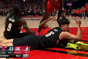 腦子在線(xiàn)！楊瀚森左手跟對手爭球 右手示意裁判快點(diǎn)吹！