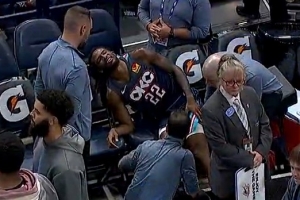 可別有大礙！卡森·華萊士擠掩護時(shí)被雷諾撞到大腿 受傷下場(chǎng)