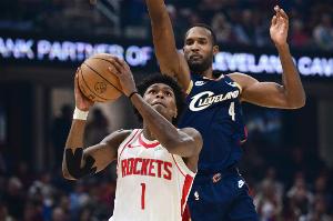 亨特：莫布里擅長(cháng)拉開(kāi)進(jìn)攻空間 亞當斯則在籃下 這是我看到的區別