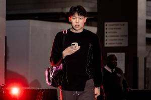 ??小楊剪頭了？楊瀚森今日入場(chǎng)照 風(fēng)格偏商務(wù) 頭發(fā)剪短了些