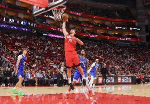 ??申京連續三場(chǎng)至少25分10板5助 火箭隊史首人