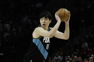 可惜啊拼勁很足！楊瀚森三分不中 隨后拼到前場(chǎng)板還是沒(méi)進(jìn)！