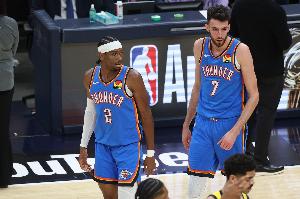 扣爽了！霍姆格倫掩護后再下順 接亞歷山大助攻單臂劈扣！