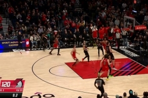 戲劇性？！科比·懷特關(guān)鍵傳球直接給對手 但回頭一個(gè)三分追至1分