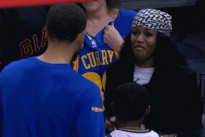 值回票價(jià)！庫里今日雖然不能出戰 但仍積極與小球迷們合影留念