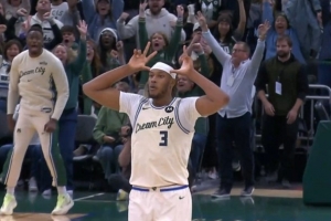 關(guān)鍵球！邁爾斯·特納最后15秒飆中三分 助雄鹿反超1分