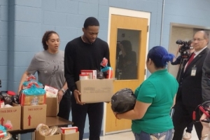 ?？怂拐劷o居民送食物籃：我從小生活在這種環(huán)境 能幫忙就很開(kāi)心