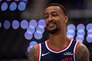 雷霆萬(wàn)鈞！科林斯底線(xiàn)持球突破 起飛滑翔單臂暴扣灌筐