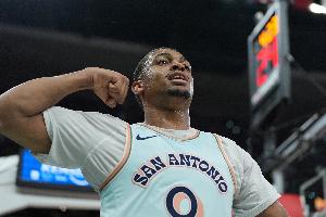 齊發(fā)力！半場(chǎng)凱爾登9中7砍下18分5板 ?？怂?中4貢獻12分6助3斷