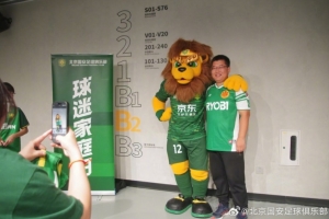 北京國安主場(chǎng)比賽后，俱樂(lè )部邀請部分獲選球迷家庭與隊員合影留念