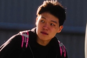 隨隊出發(fā)灣區！劉海被風(fēng)吹開(kāi)的楊瀚森 棱角分明的臉有種復古的帥