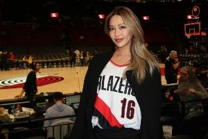 美女球迷到摩達中心穿楊瀚森球衣現場(chǎng)加油：楊瀚森很瘦！是嬰兒肥