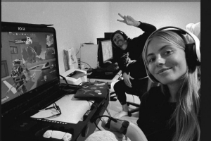 休閑時(shí)光！妻子社媒曬與庫爾圖瓦聯(lián)機打游戲照片：游戲之夜