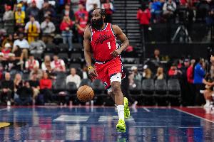 解說(shuō)：下賽季哈登的合同好像是部分保障 要不考慮再換個(gè)地方？