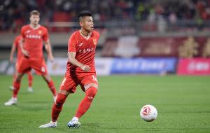 重慶銅梁龍發(fā)售黃希揚沖超紀念圍巾，印有“中超，還給你們了”