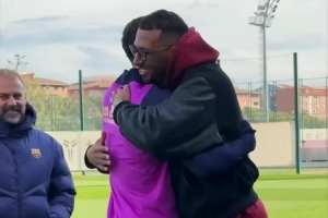 巴薩社媒曬博阿滕造訪(fǎng)訓練基地視頻，與老隊友萊萬(wàn)擁抱