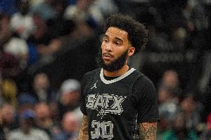 摧枯拉朽！朱利安·尚帕尼起飛滑翔戰斧劈扣 文班場(chǎng)邊非常興奮