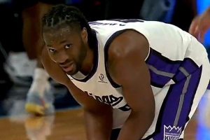 空空如也！阿丘瓦半場(chǎng)首發(fā)出戰8分鐘數據欄全部為零 正負值-14