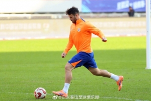 11月21日下午，山東泰山隊在武漢體育中心體育場(chǎng)進(jìn)行賽前踩場(chǎng)訓練