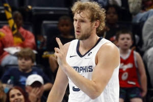 倆中鋒都不丟！蘭代爾三分命中 灰熊領(lǐng)先國王20+