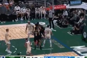 幽靈空切！76人推起反擊 埃奇庫姆底線(xiàn)飛起完成空接暴扣