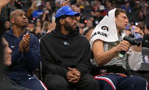 播客主持人：36歲哈登拼命想進(jìn)季后賽 小卡何時(shí)能厭倦坐著(zhù)看球？