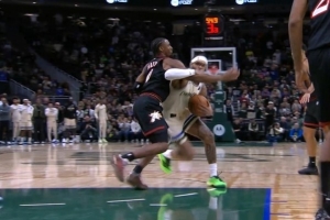 夾手臂了！特倫特進(jìn)攻犯規 雄鹿挑戰失敗